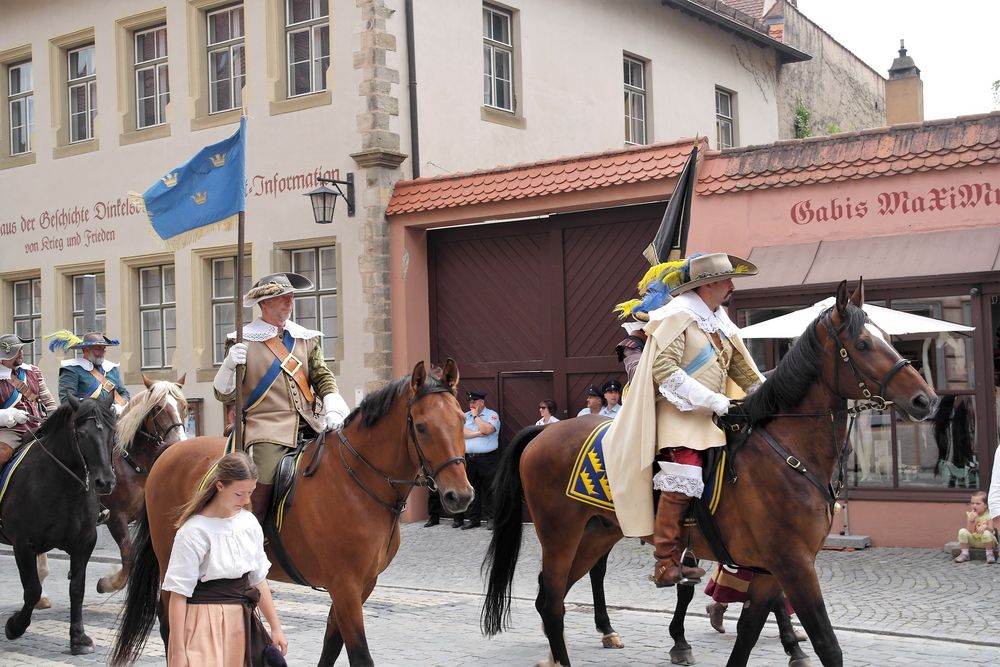 stolze Offiziere in Begleitung