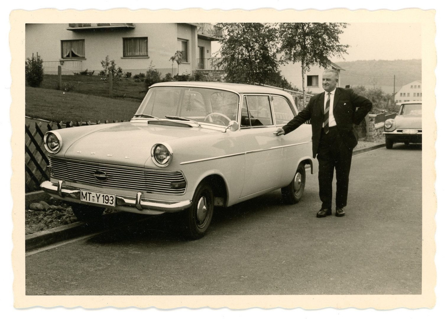 Stolzer Besitzer mit Opel Rekord