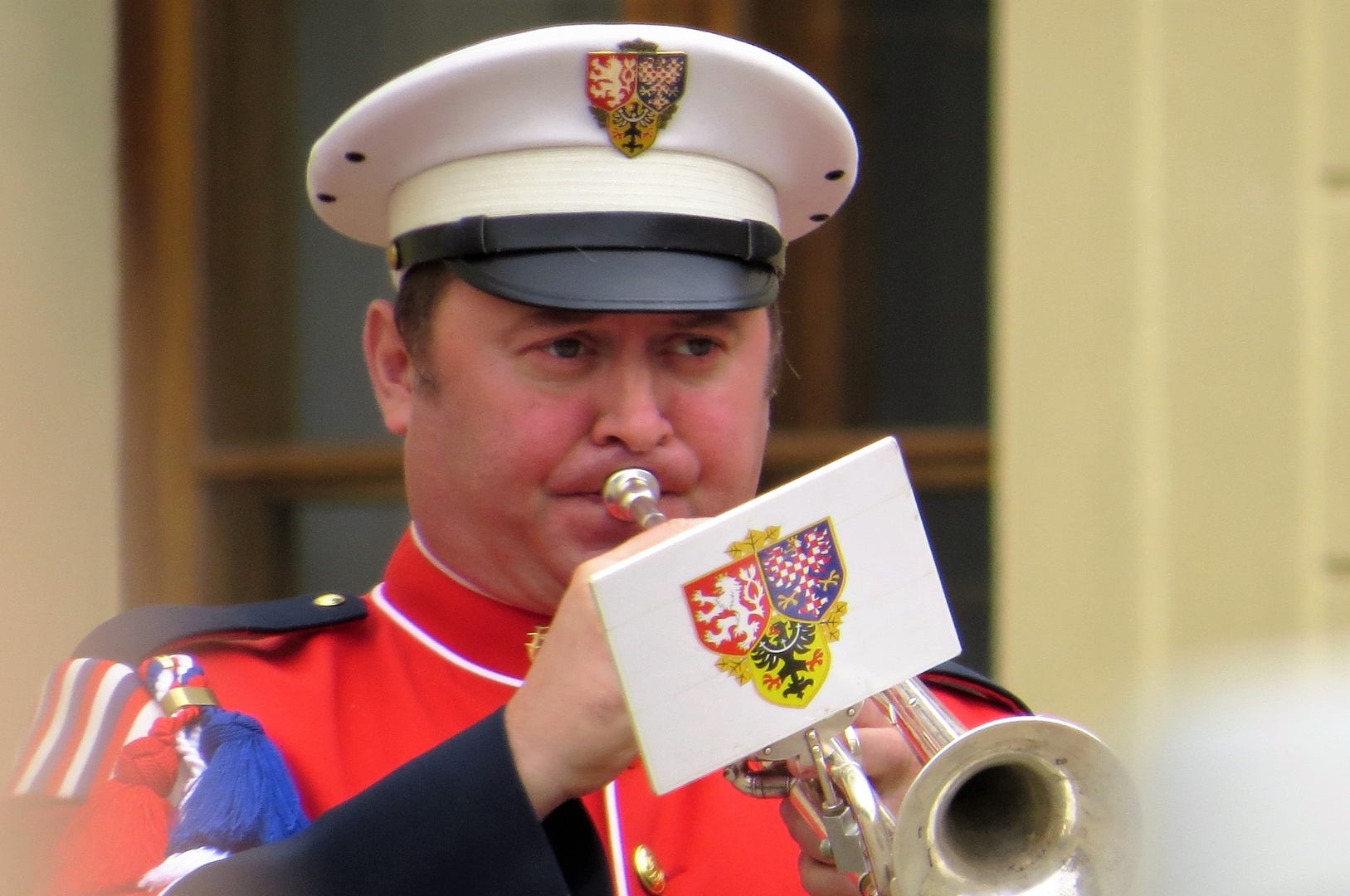 Stolzer Bläser am Prager Schloss