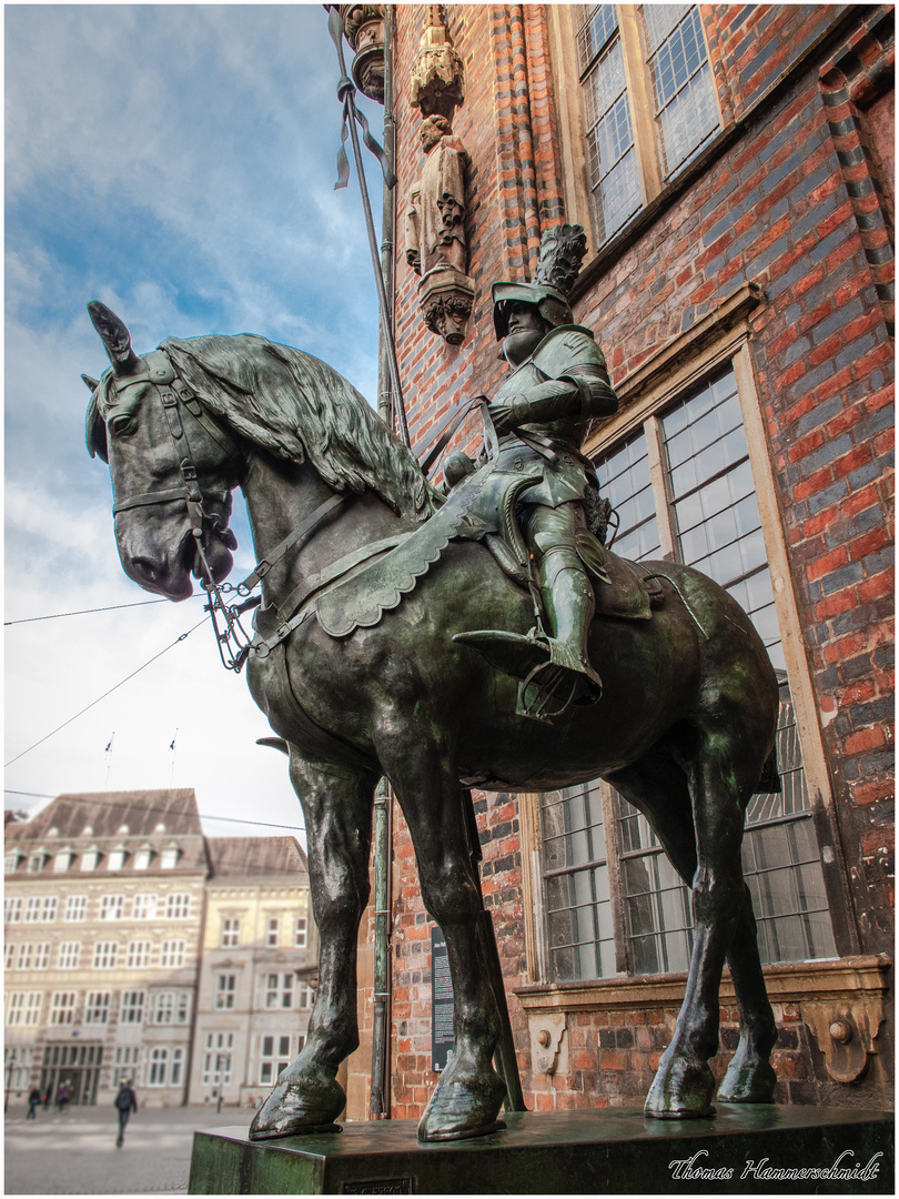 Stolzer Ritter neben dem neuen Bremer Rathaus