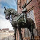 Stolzer Ritter neben dem neuen Bremer Rathaus