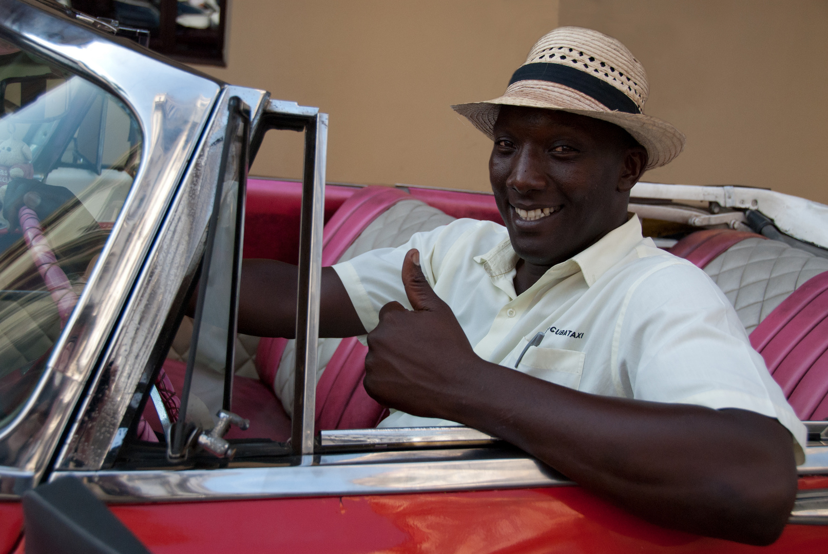 stolzer Taxifahrer in Kuba