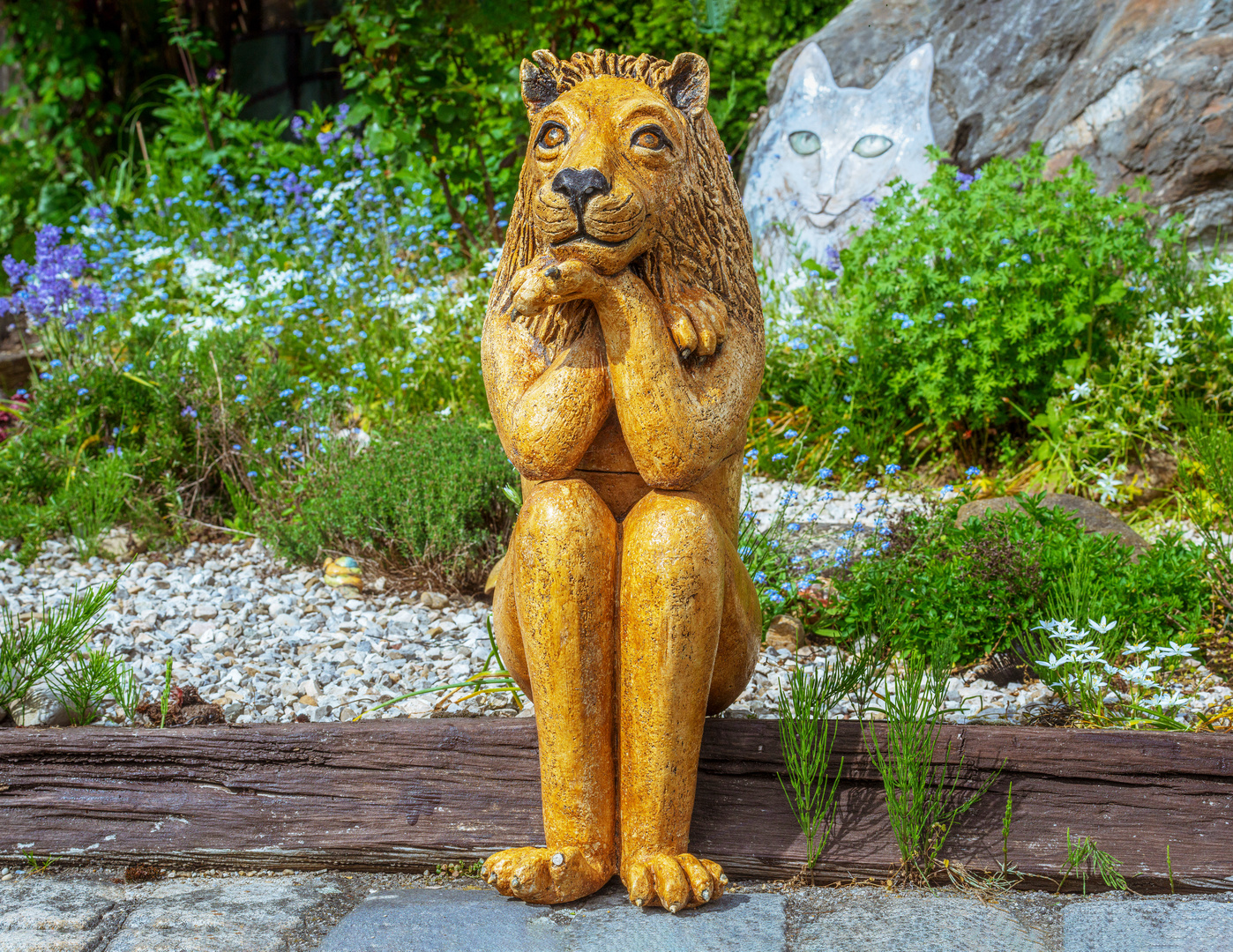 Stolzer Ton-Löwe in seinem Gartenreich