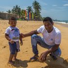 Stolzer Vater am Strand von Colombo