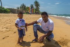 Stolzer Vater am Strand von Colombo