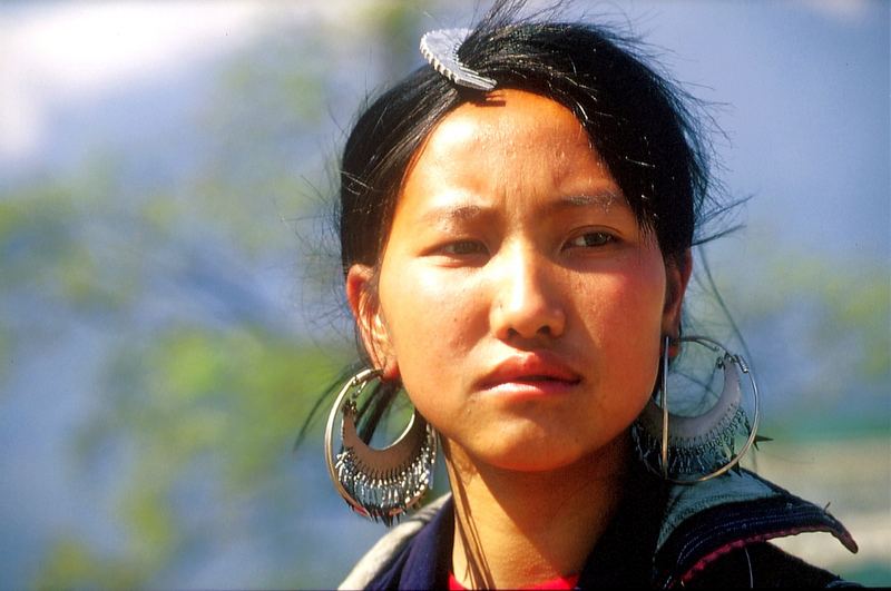 Stolzes Hmong- Mädchen in Sapa