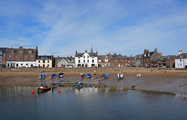 Stonehaven Harbour bei Ebbe
