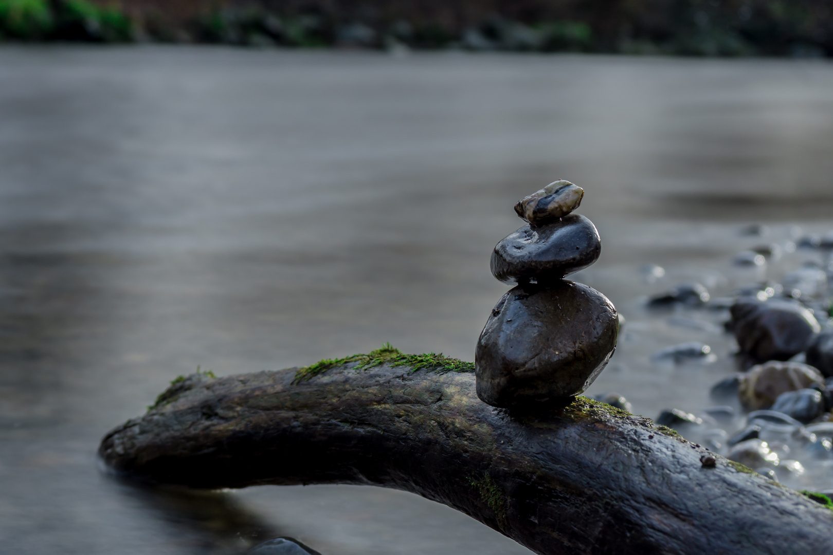 Stones am Fluss