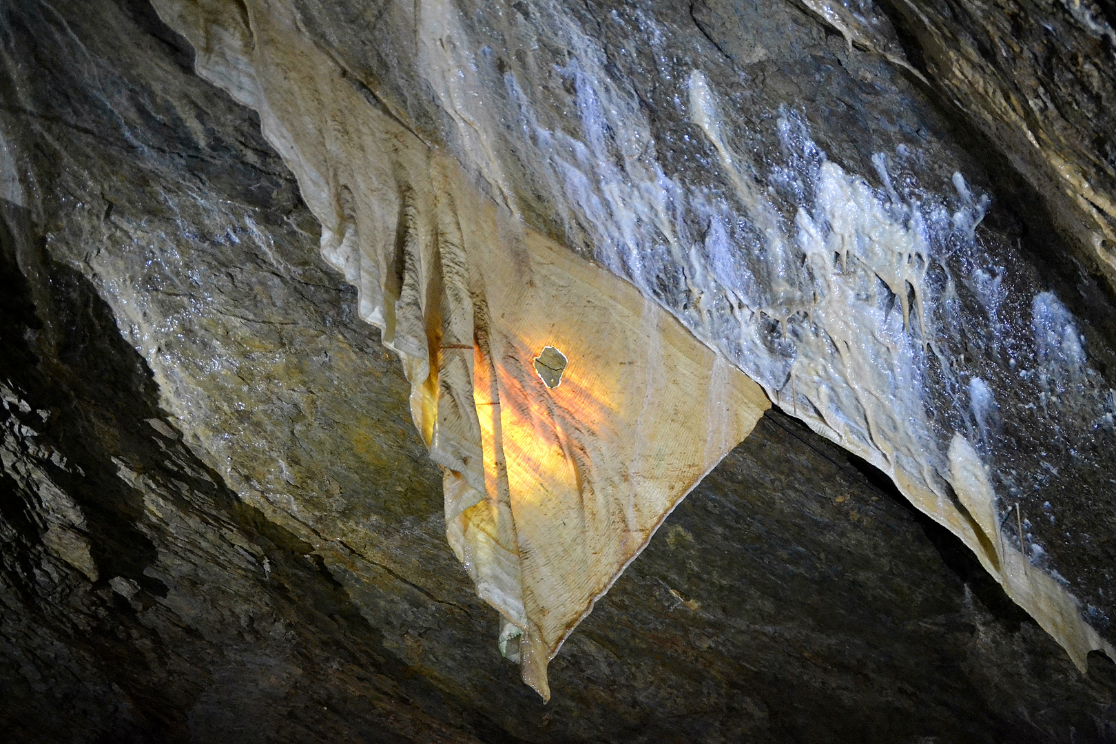 stones in the underground 