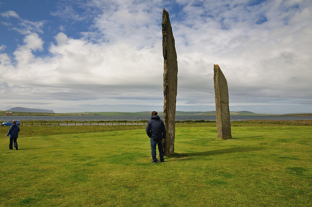 Stones of Stenness, hier ein Größenvergleich.