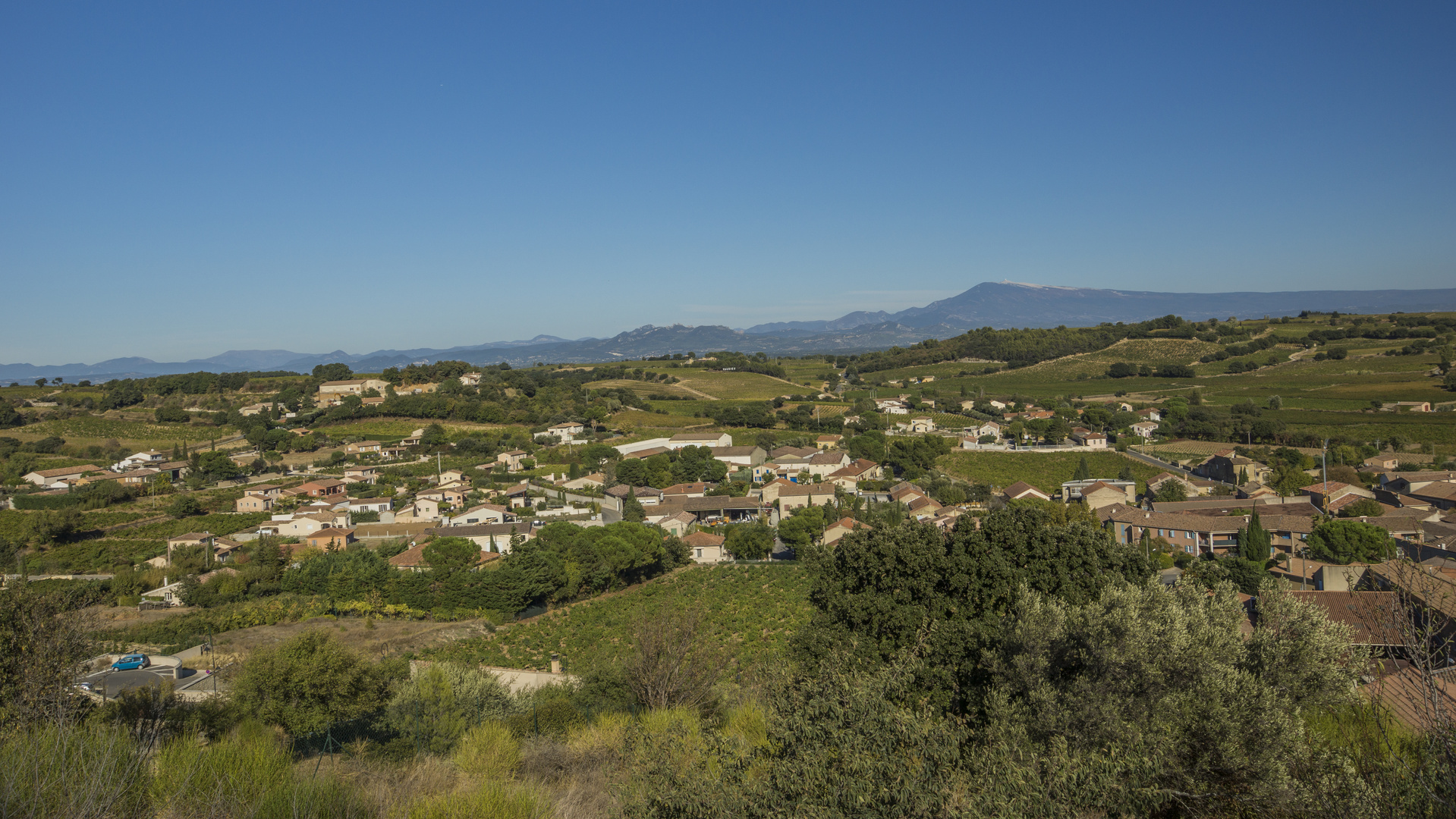 Stop (2) - Blick Richtung Mont Ventoux über Châteauneuf-du-Pape und die Weinberge