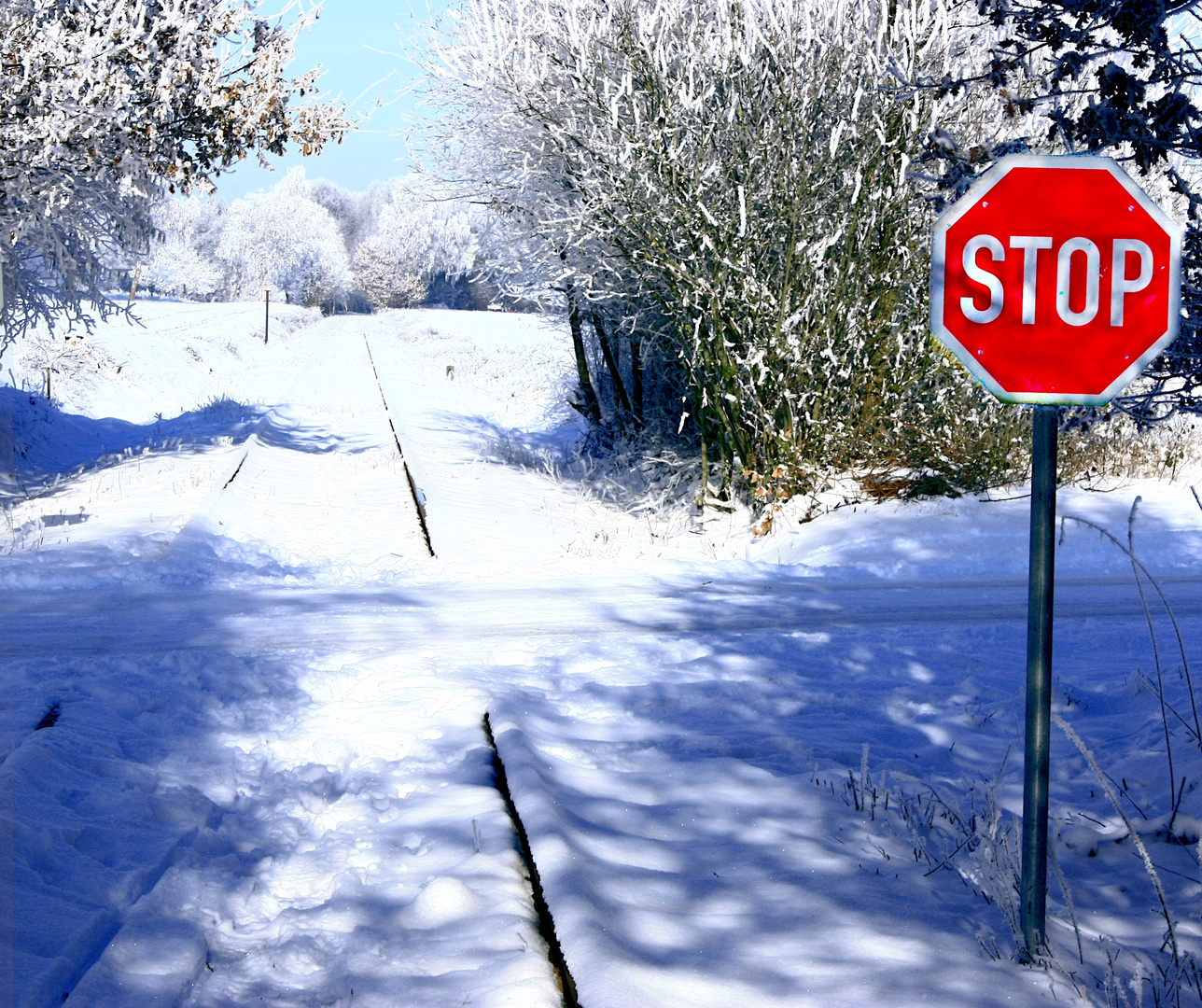Stop am Gleis im Schnee