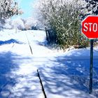 Stop am Gleis im Schnee