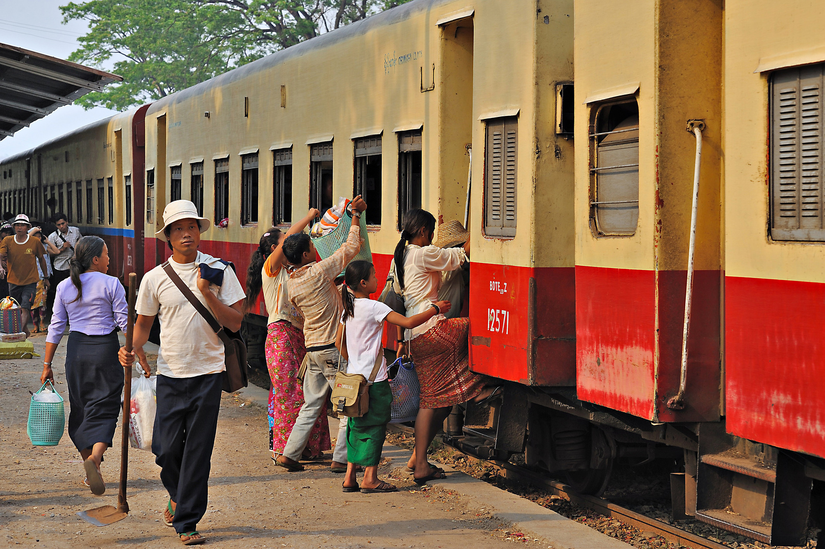 Stop in Hsipaw - station 