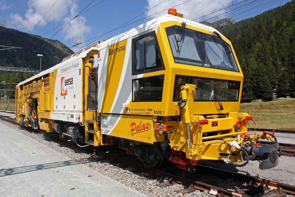 Stopfmaschine an der RhB Berninastrecke