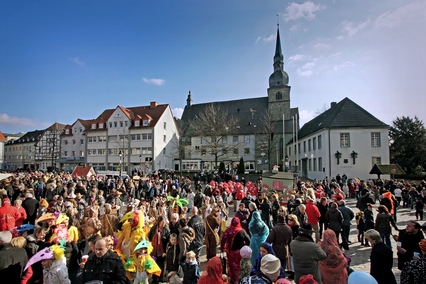 Stopp des Karnevalsumzuges auf dem Werler Marktplatz vor der Propsteikirche St. Walburga