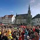 Stopp des Karnevalsumzuges auf dem Werler Marktplatz vor der Propsteikirche St. Walburga