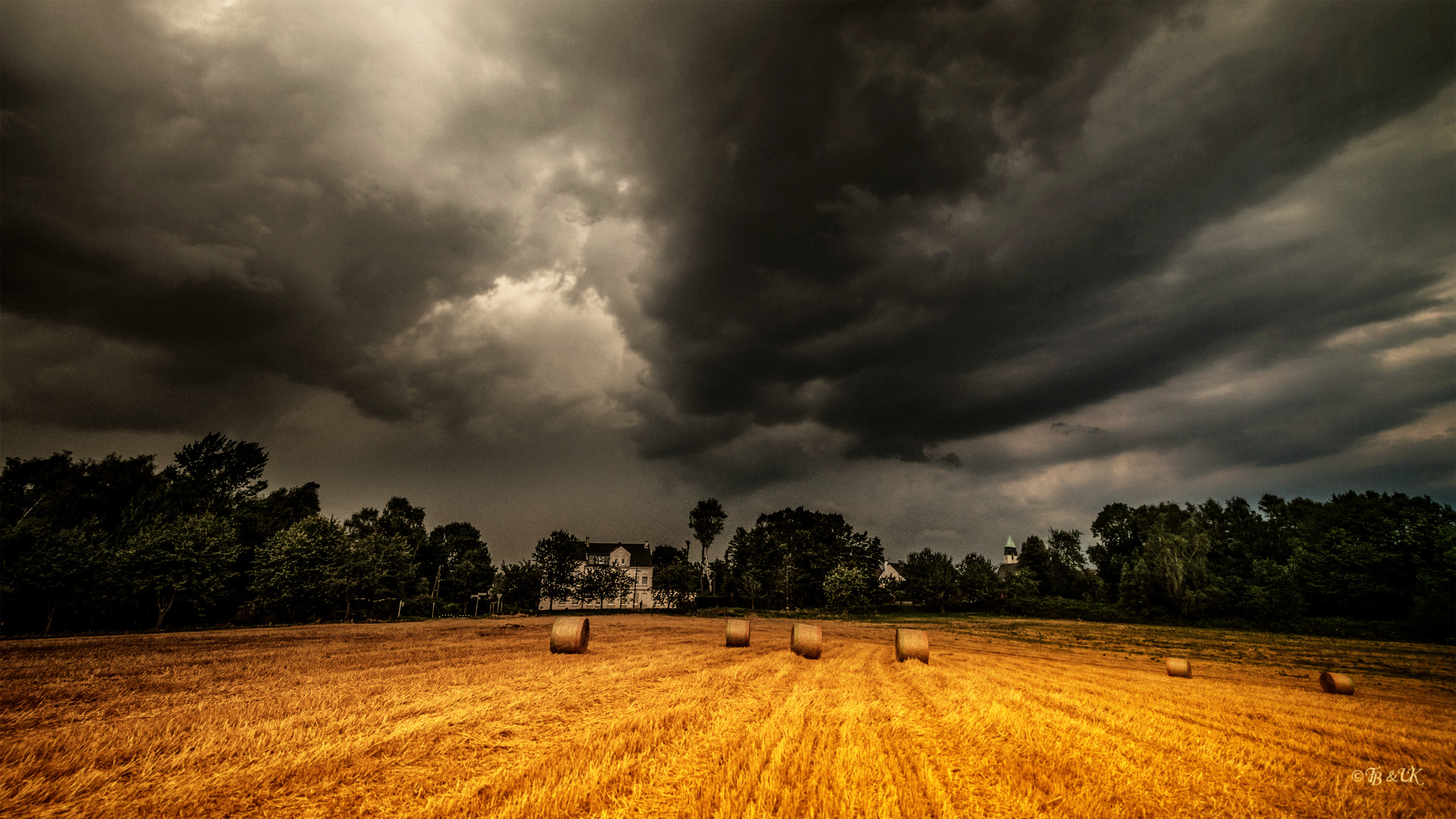 Stoppelfeld mit Gewitterhimmel im August 2014