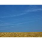 Stoppelfeld und Sommerhimmel