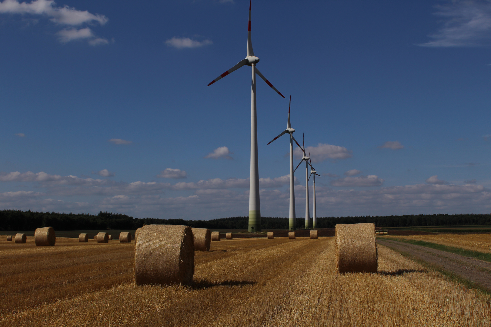 Stoppeln und Windräder