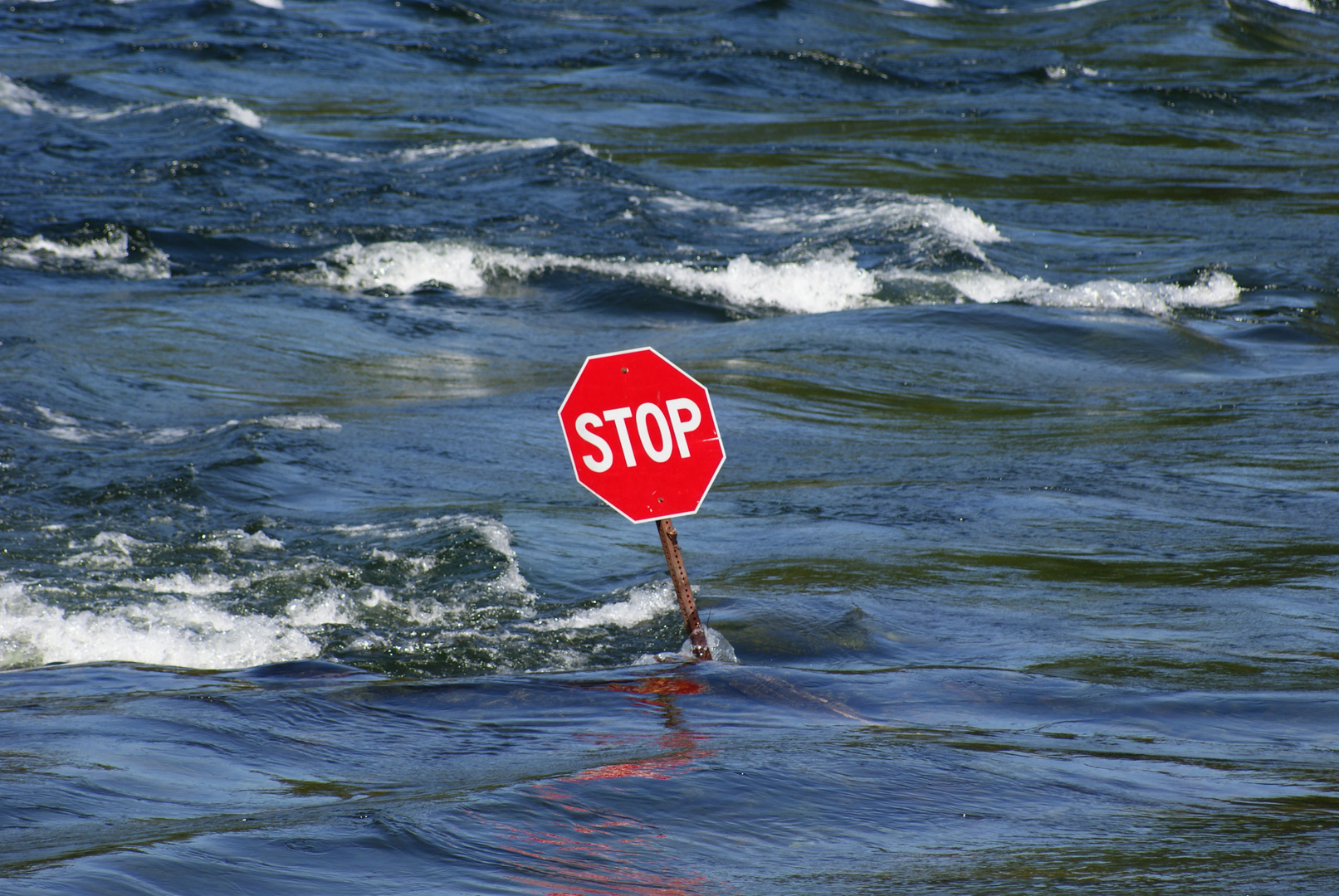 Stopschild im Cariboo River