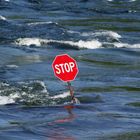 Stopschild im Cariboo River