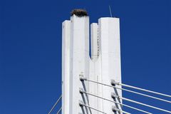 "Storchennest auf dem Brückenkopf der Brücke über den Rio Arade"