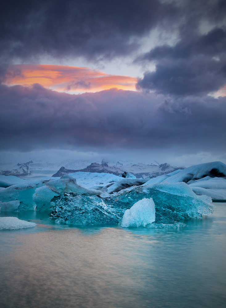 [ ... storm over jökulsàrlon ]