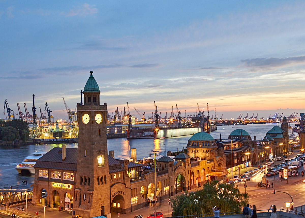 St,.Pauli-Landungsbrücken (Hamburg) in der Abenddämmerung