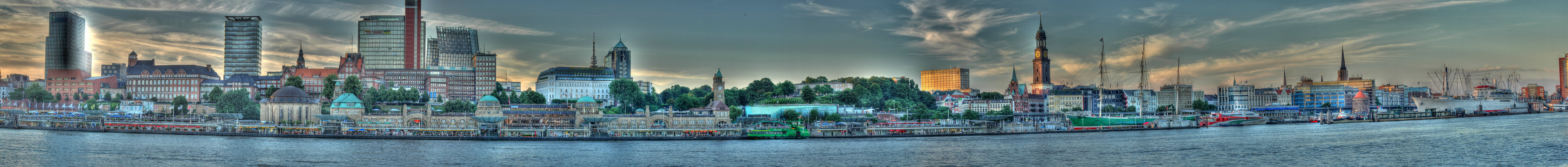 St.Pauli Landungsbrücken HDR Panorama