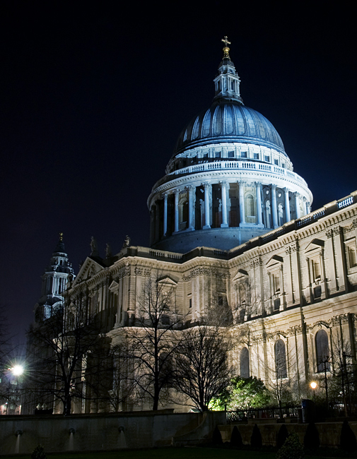 St.Pauls Kirche in London bei Nacht