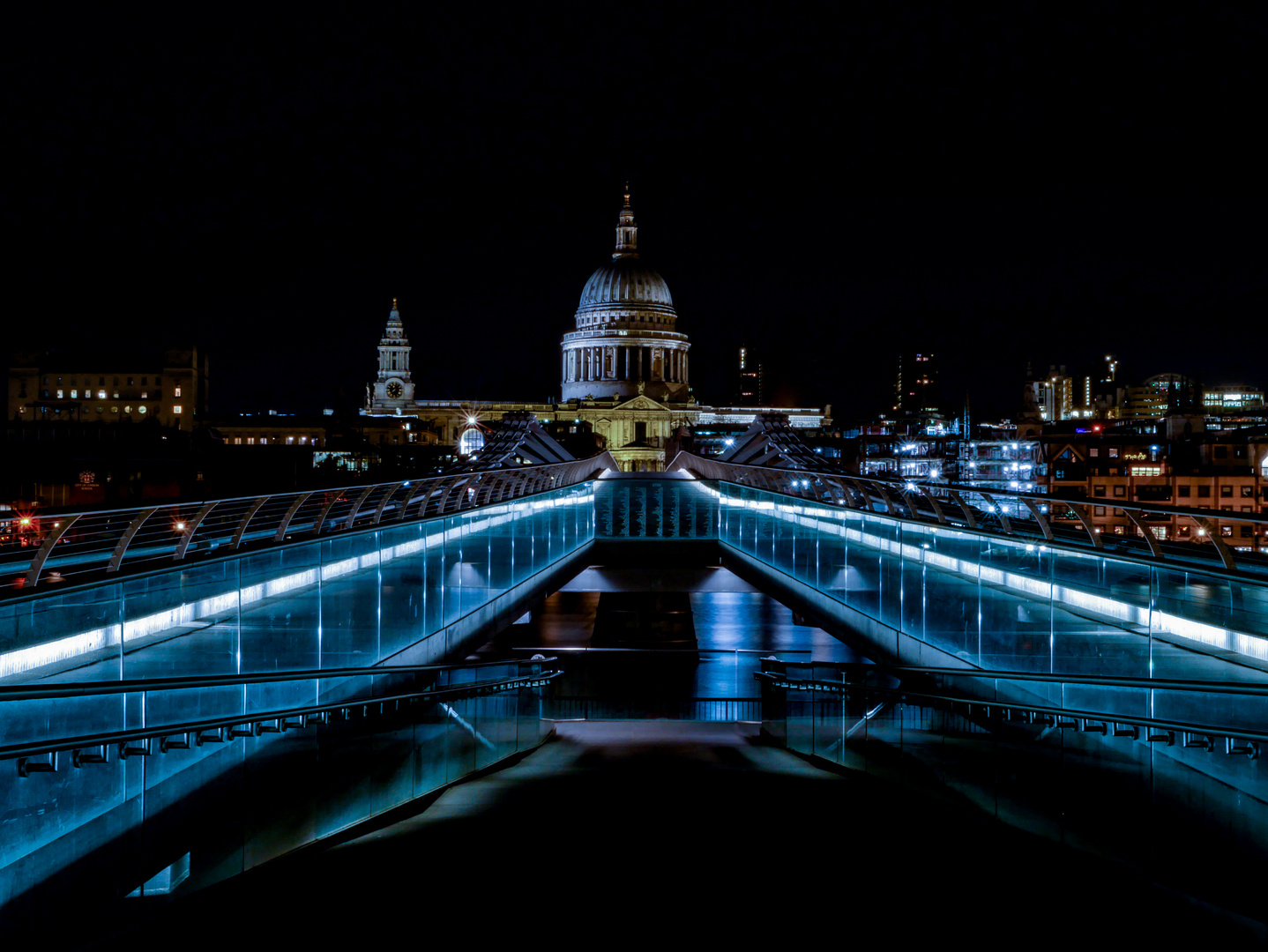 St.Pauls mit Millenium Bridge und Themse 