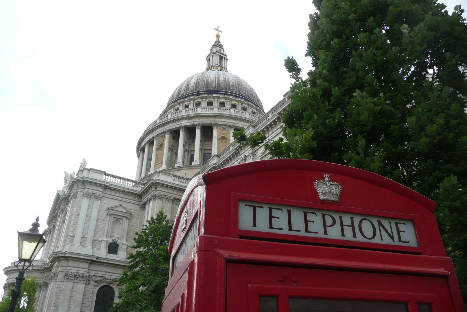 St.Paul`s und eine der alten englischen Telefonzellen