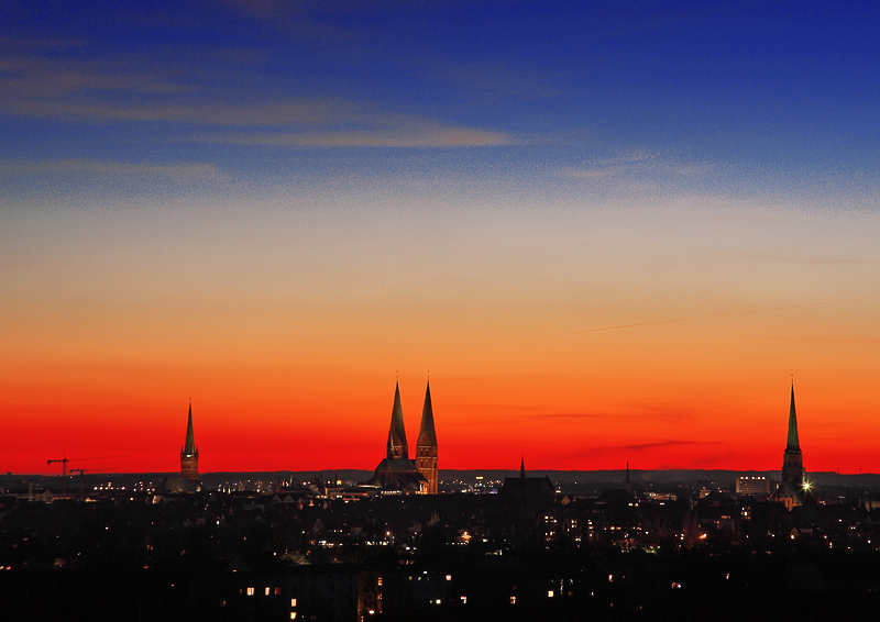 St.Petri, St.Marien und St.Jacobi kurz bevor die Sonne untergeht