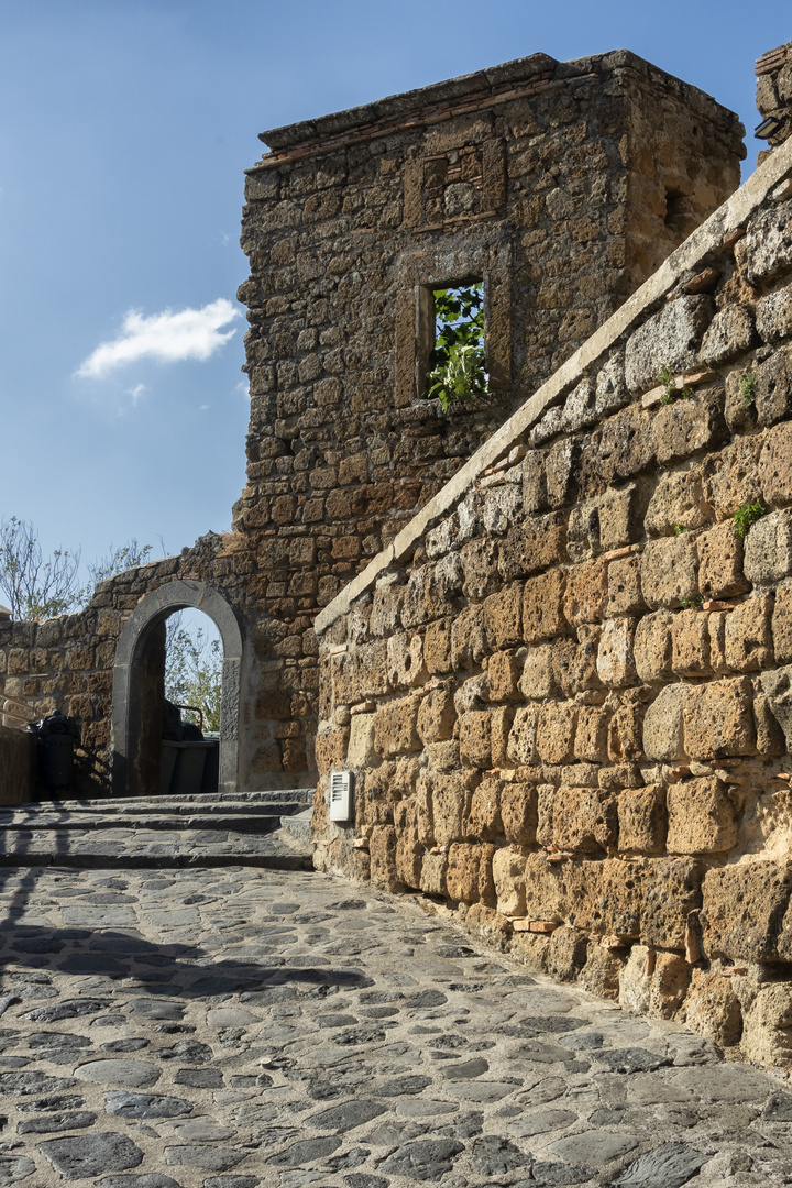 Strada con portico, Civita di Bagnoregio