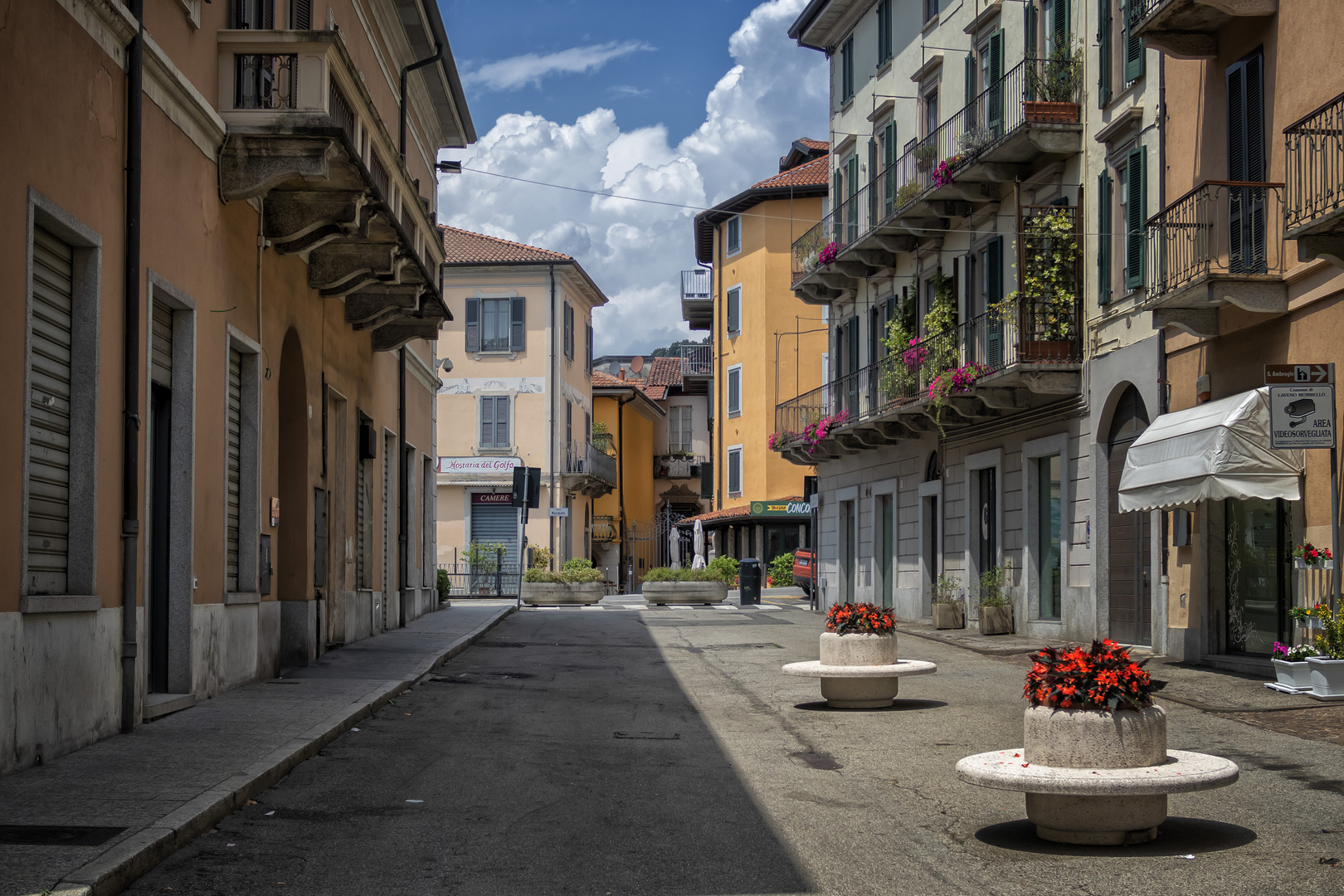 Strada dello shopping, Laveno