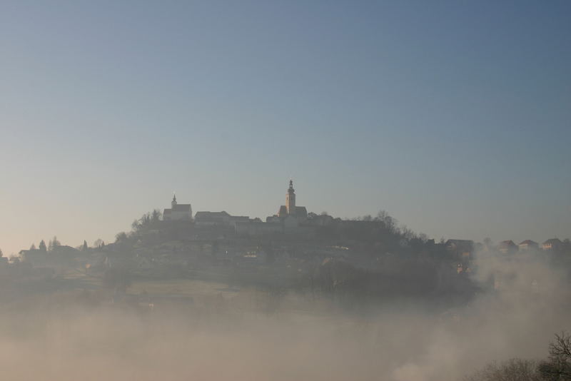 Straden über dem Nebel