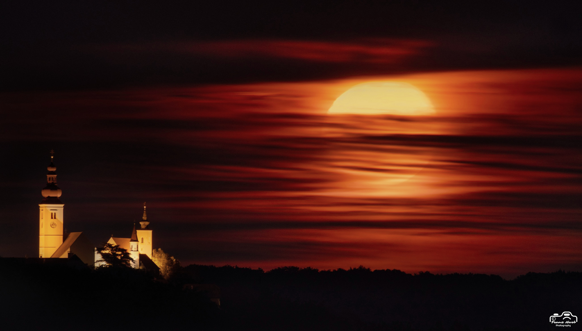 Straden: Vollmond hinter Wolken