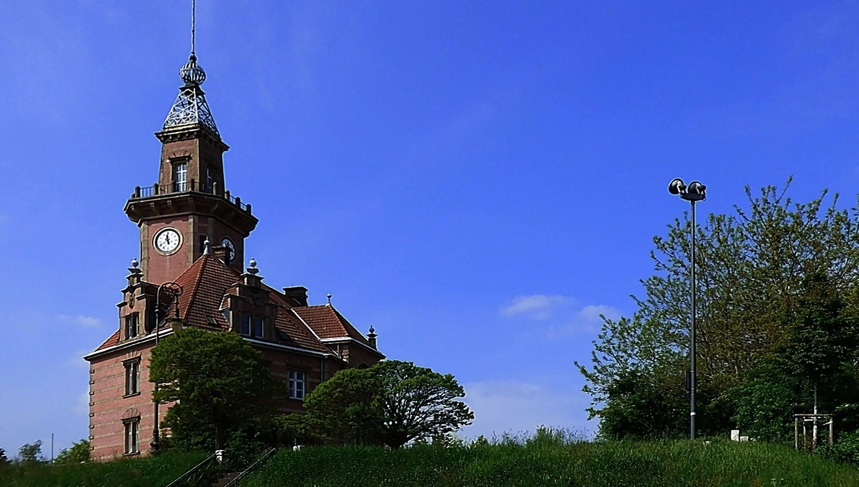 Strahlend blau ist der Sommerhimmel . . .