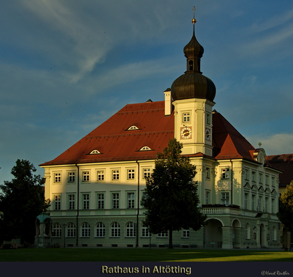 Strahlend blauer Himmel über dem Rathaus von Altötting