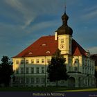 Strahlend blauer Himmel über dem Rathaus von Altötting