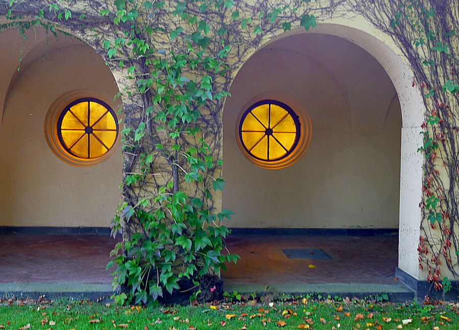 Strahlende Augen in der Mauer