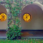 Strahlende Augen in der Mauer