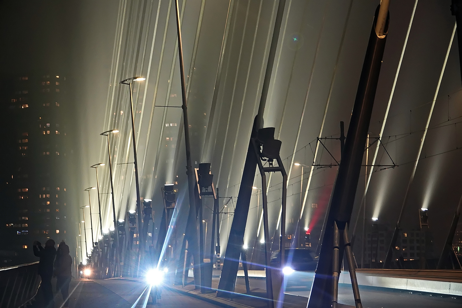 Strahlende Erasmusbrücke bei Nacht