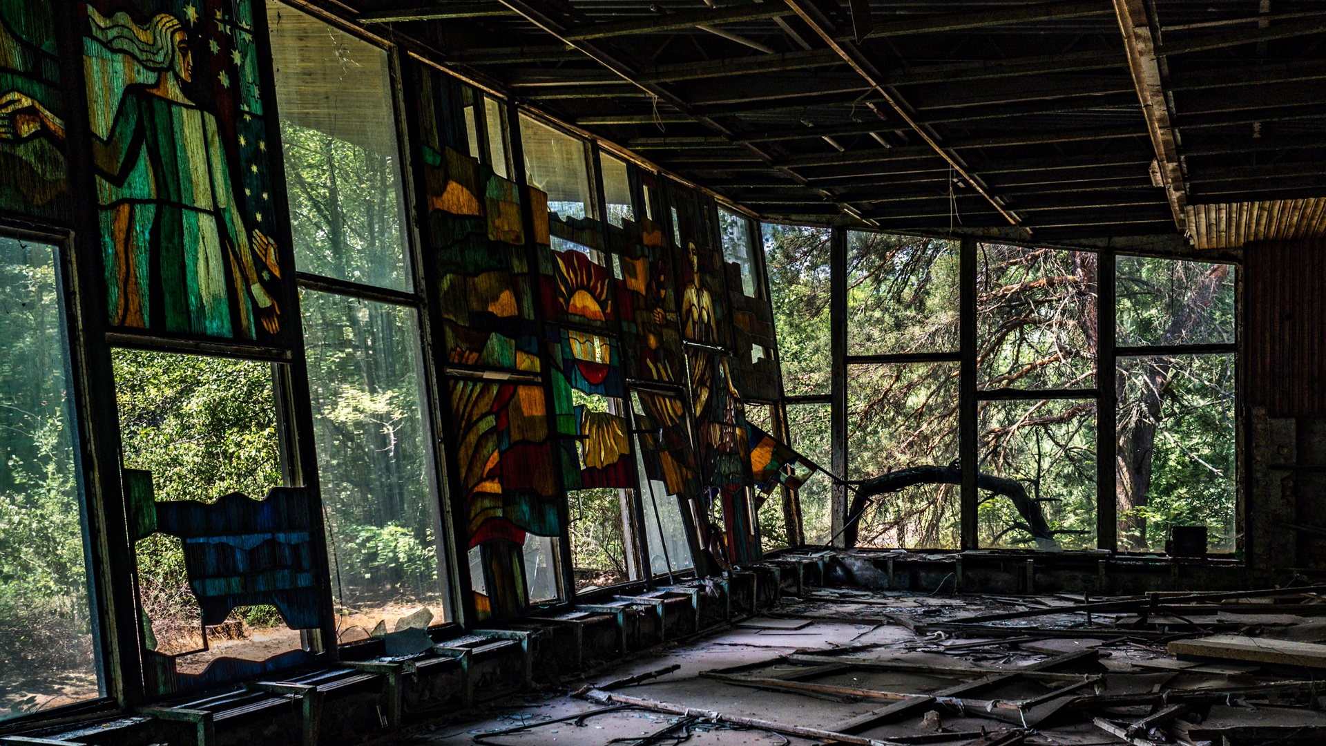 Strahlende Fenster im Café am See