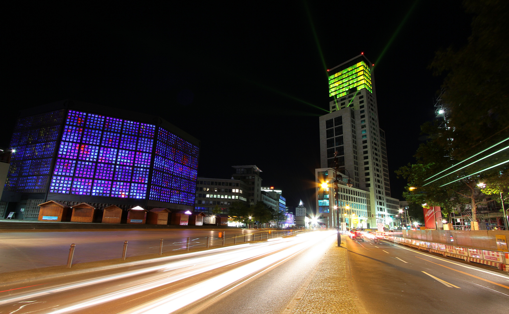 strahlende Lichter entlang der Budapester Straße