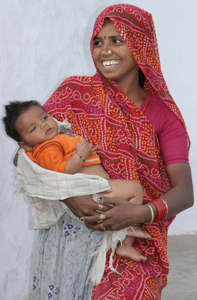 Strahlende Mutter mit Kind bei Deogarh