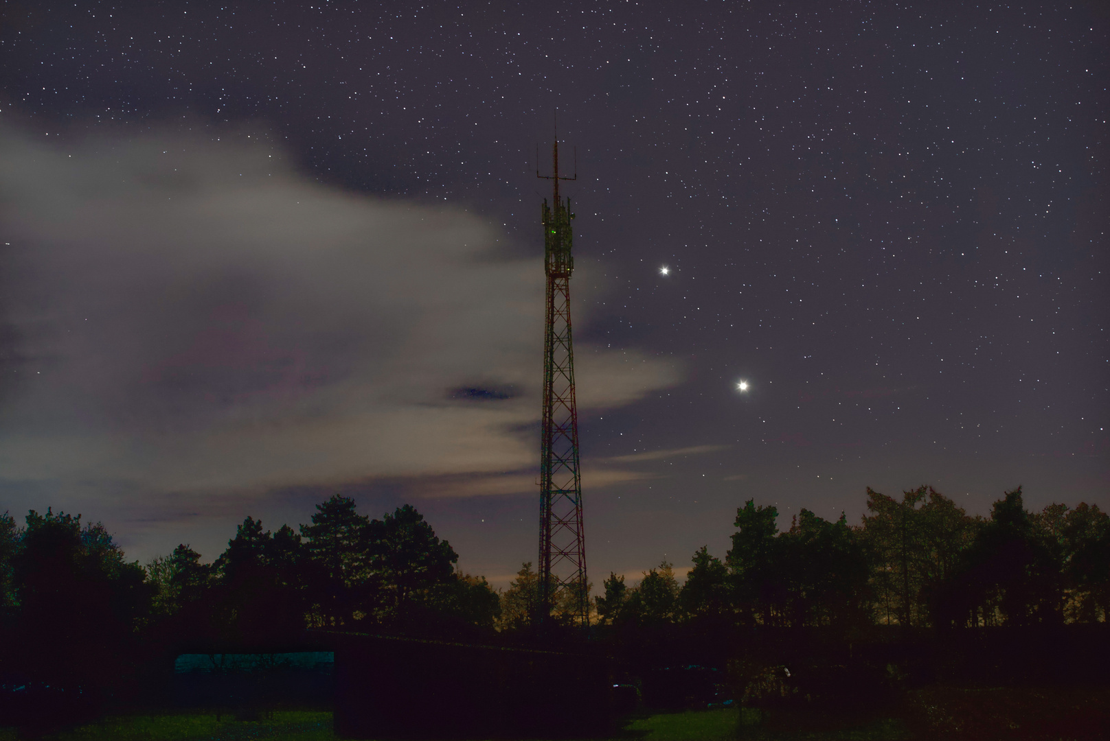 STRAHLENDE STERNE AM ABENDHIMMEL