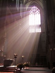 Strahlendes Fenster im Kölner Dom