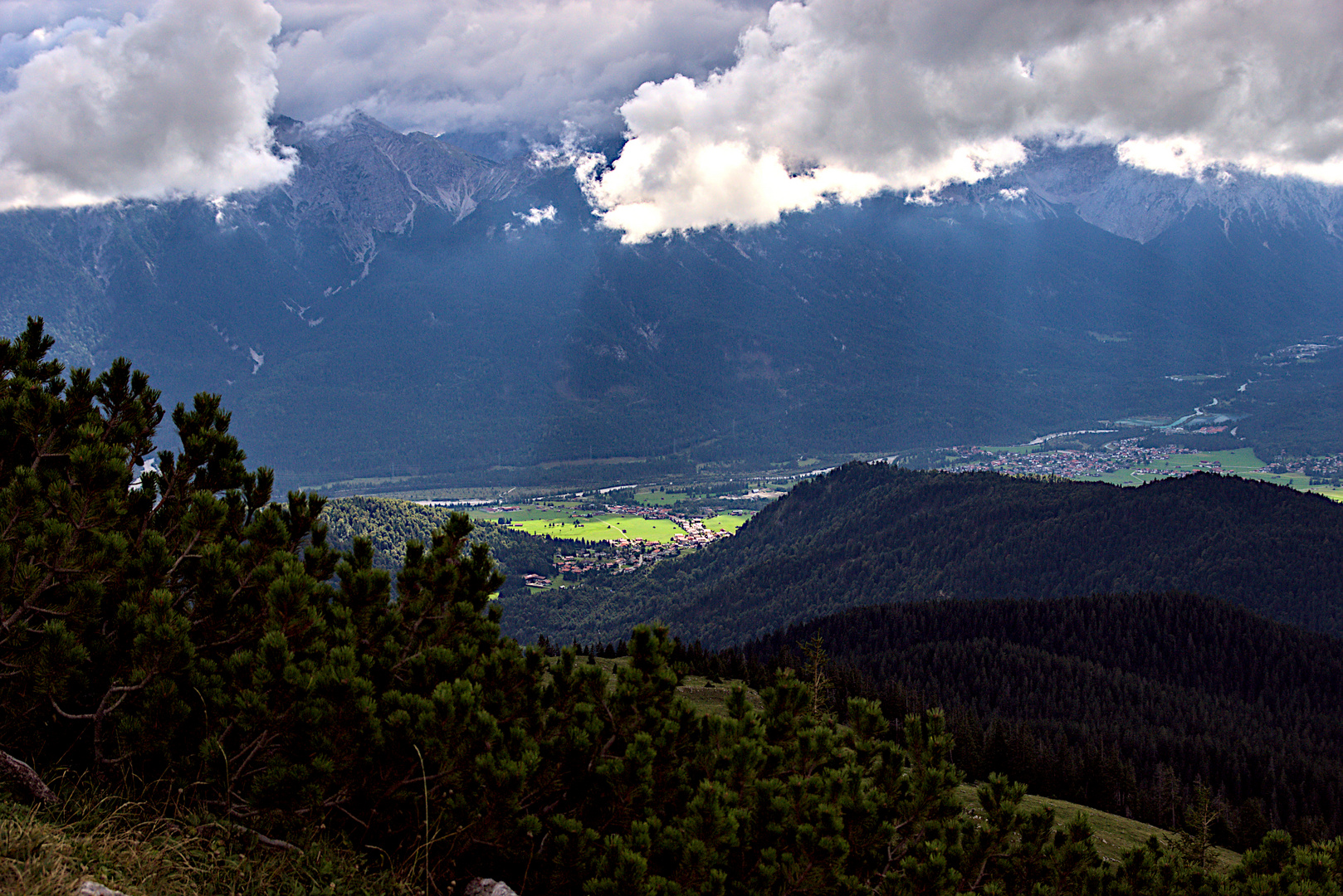 Strahlendes Grün aus dunklem Blau heraus